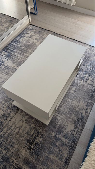 Белый журнальный стол