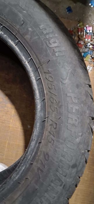 15 и 14 и 13 гуми с джанти.Също така и запазени седалки