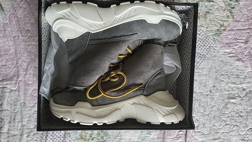 Продам кроссовки зимние