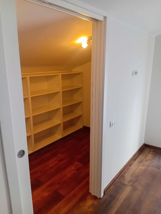 Închiriez apartament 3 camere(penthouse)