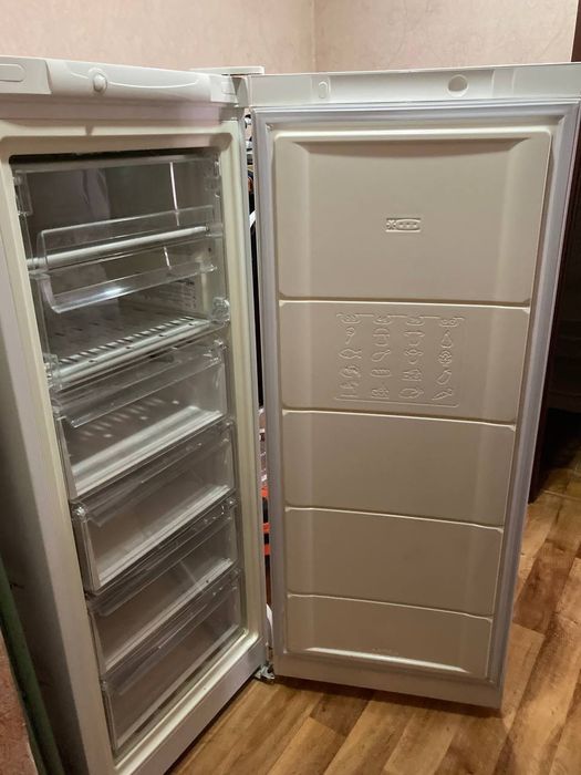 Морозильная камера Indesit DSZ 4150, 214 л — почти новая