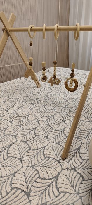 Детская стойка Монтессори из натурального бука с подвесными игрушками