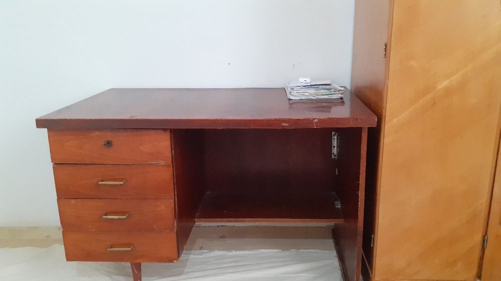 Парта, стул, кровать.