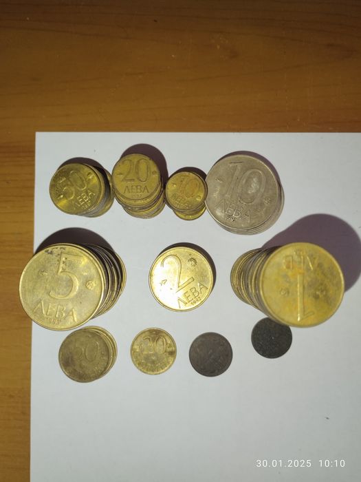Продавам малък сет български и чужди монети и значки