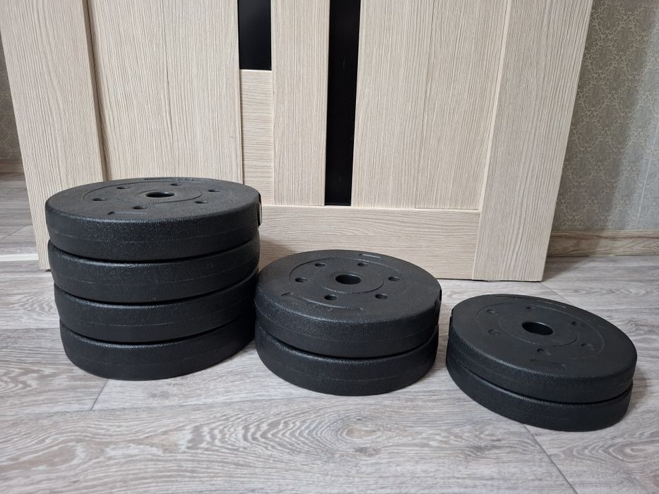 Блины для гантели
Виниловое покрытие защищает пол от п