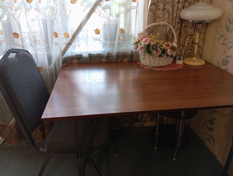 Стулья и стол набором