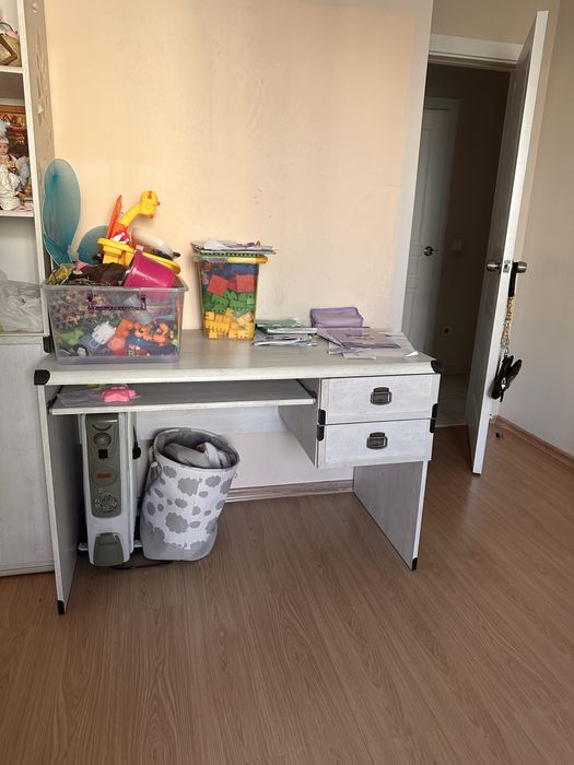 Продам детскую гарнитуру шкаф, стол письменный,диван