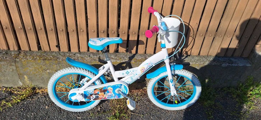 Vand bicicleta cu frozen pentru fete ,marimea 16 inch. Stare perfecta, foarte puțin utilizata.