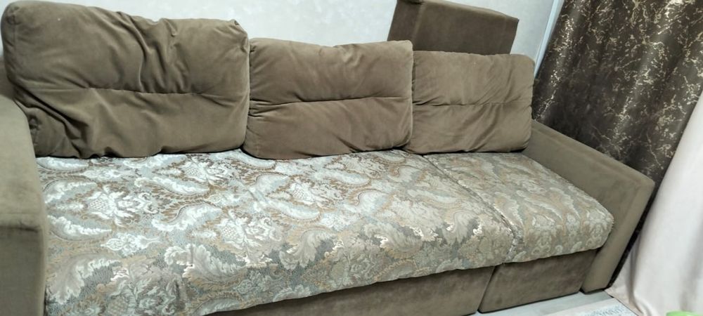 Продам Диван с маленьким дефектом!