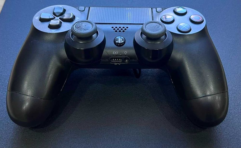 Sony PlayStation 4 Slim 1TB + 2 DualShock + игры
