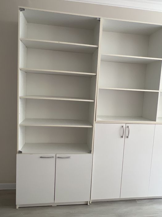 Книжный  шкаф цвет белый в хорошым состоянии