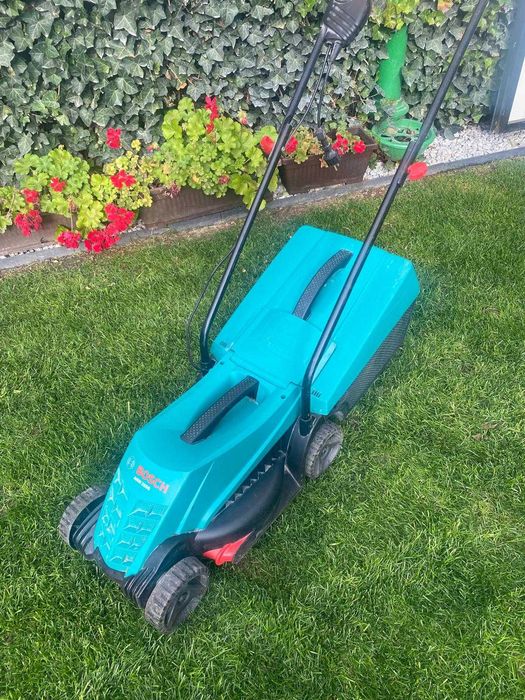 Masina de tuns iarba electrica BOSCH, stare buna.