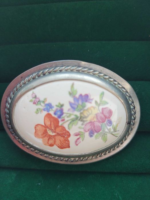 Brosa foarte veche din argint, cu porțelan de Limoges