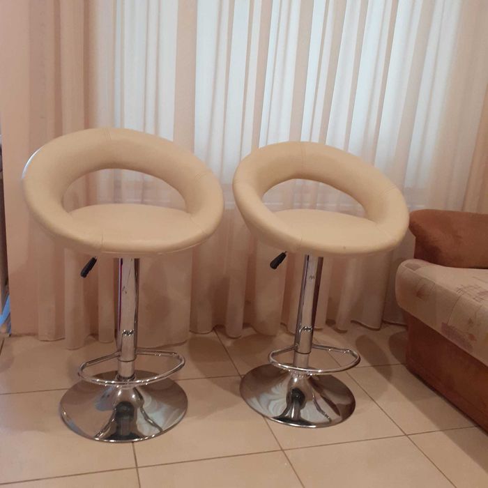 Doua scaune de bar cu cilindru.