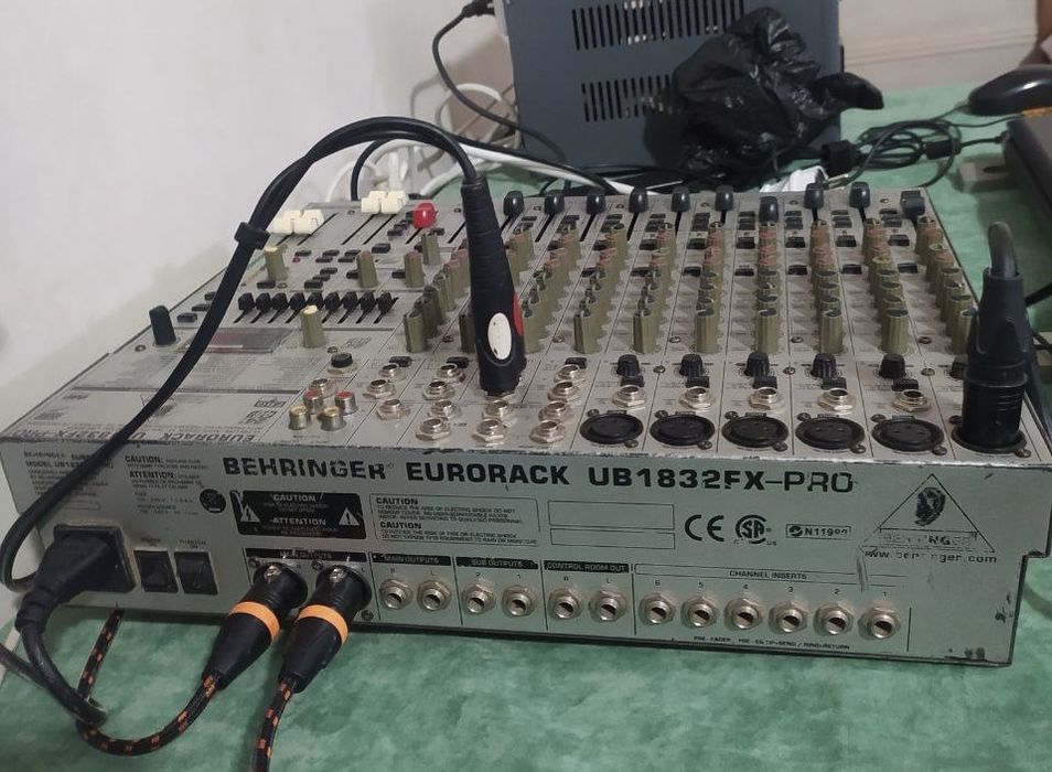 Микшерный пульт Behringer 1832