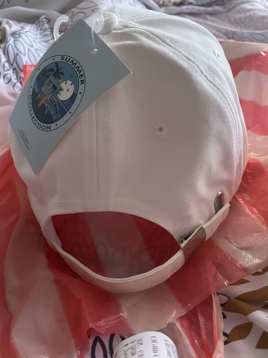 Бяла шапка с козирка Sport Нова