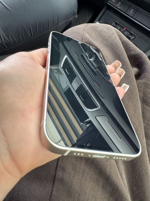 продавам Iphone 13