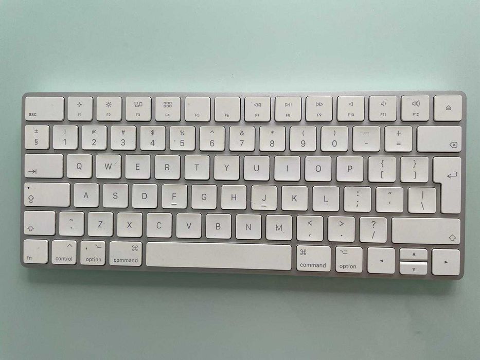 Vand tastatura Apple Magic Keyboard model A1644, cu bluetooth, baterie interna, cablu de incarcare, in stare foarte buna