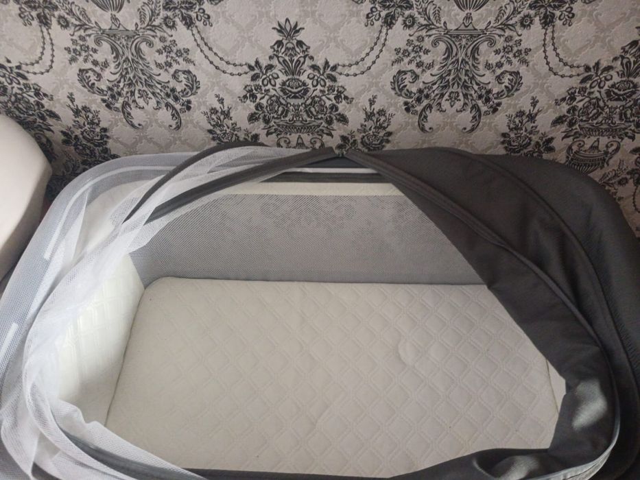 Продам манеж-кровать на колесиках..