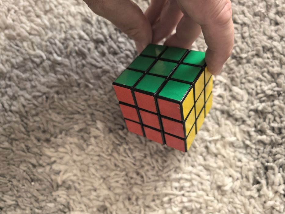 Кубче Рубик със стойка