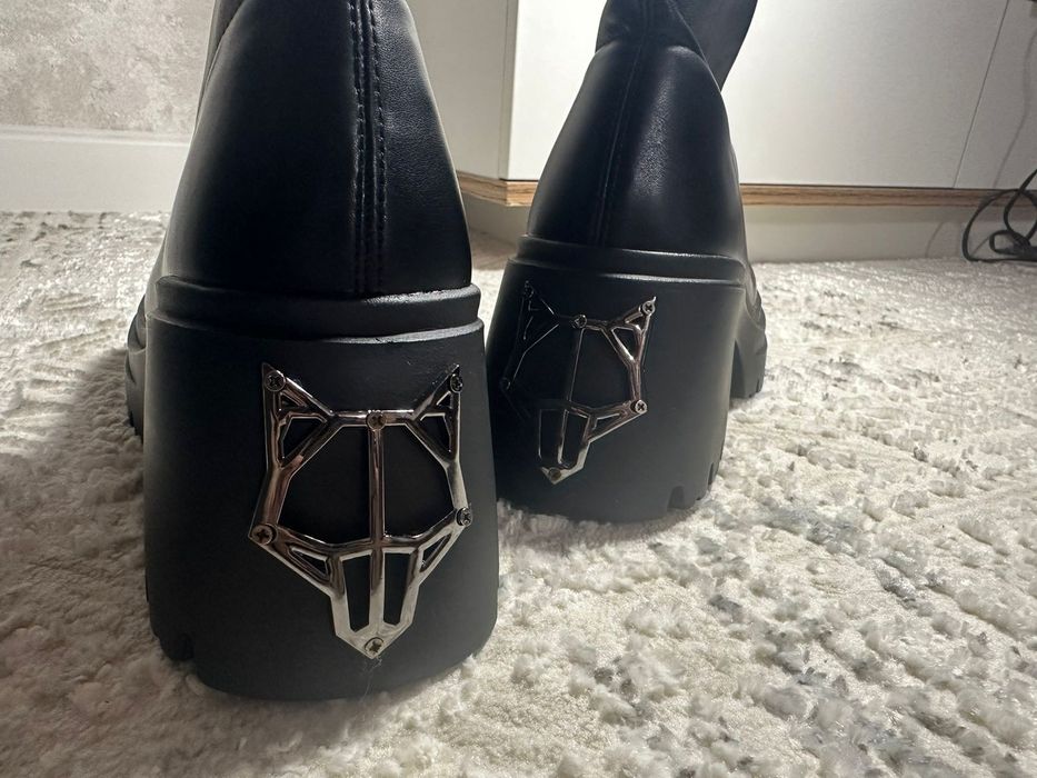 Стильные ботинки с металлическим волком
Размер: 37