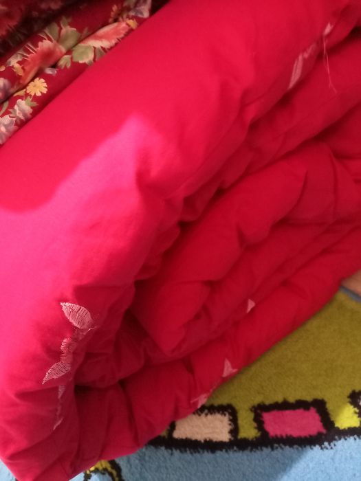 Продаю  одеяло 2×спалка,теплая , толстая вата.и көрпешки.