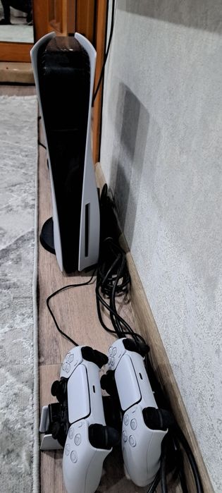 Продам Playstation 5 digital куча игр 2 джостика