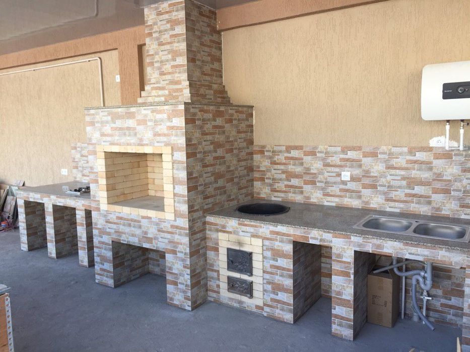 Летняя кухня барбекю очаг камин пицца печь.