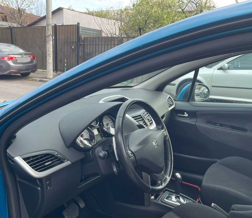 Peugeot 207 cutie automata japoneza si cu padele la volan