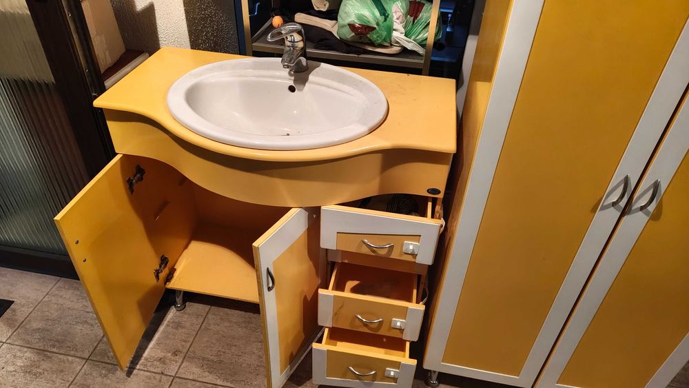 Двоен шкаф, мивка с шкаф и колона за баня - жълто