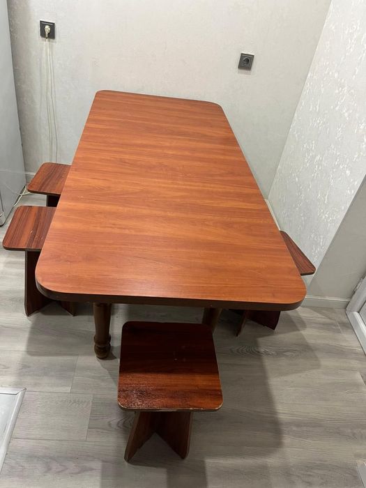 Стол со стульями