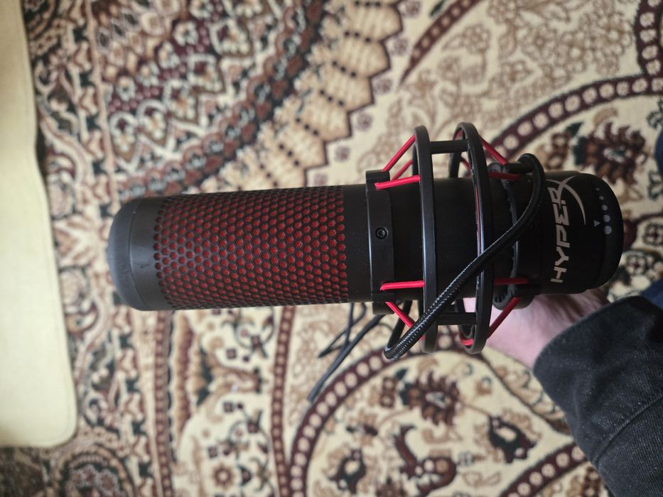 HyperX QuadCast USB microphone + tripod rasmdagi