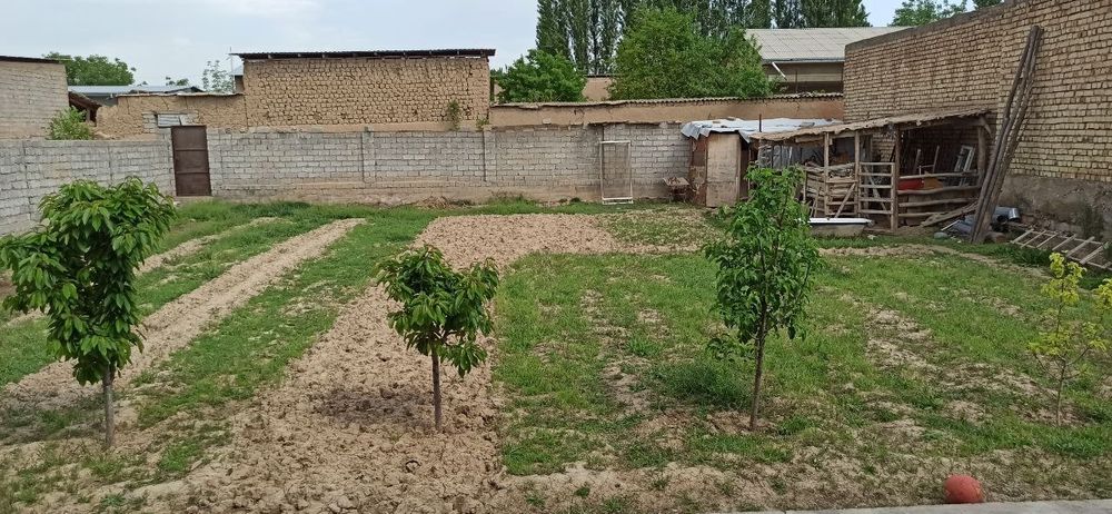 Srochna uy sotiladi Qibray Chinobod gilam bozor.