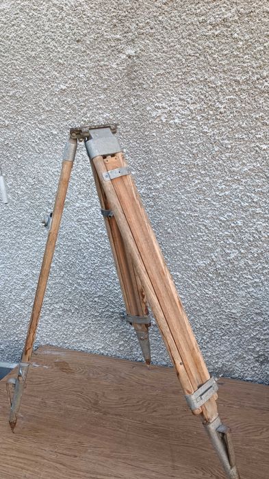Стара дървена стойка / тринога от теодолит