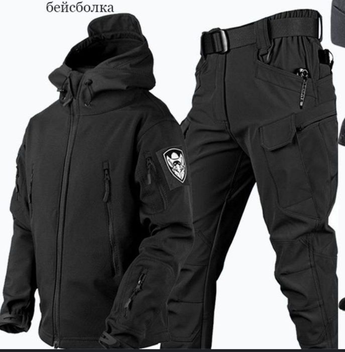 Тактическая форма. Комплект из куртки-софтшелл с капюшоном и брюк