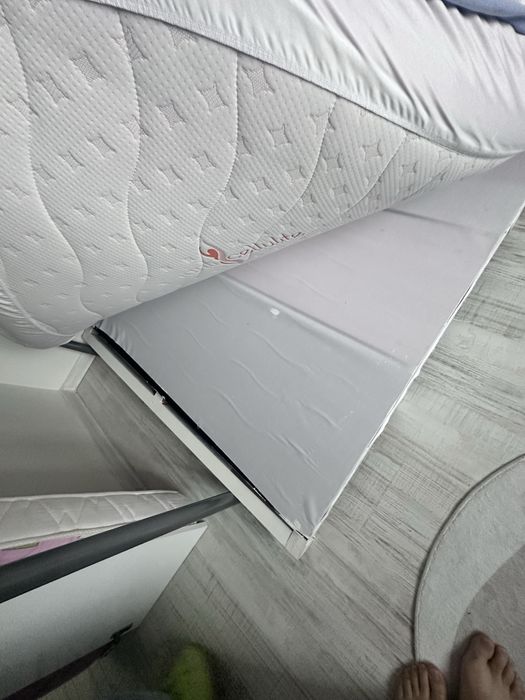 Двуетажно легло с бюро