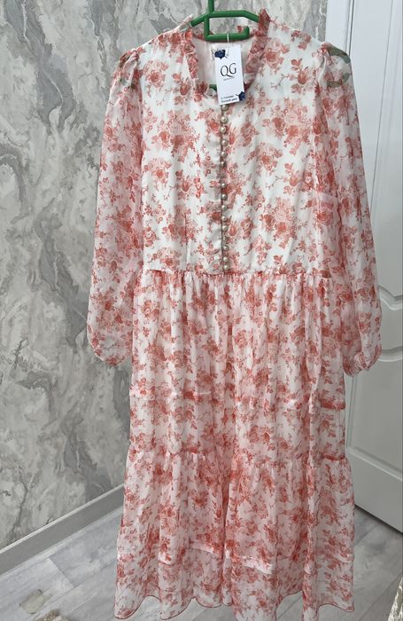 Кофта мен көйлектер сатылады