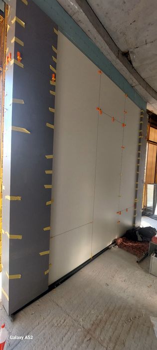 Obshivka devorga liftga o‘rnatamiz. Mdf va yog‘och ishlarini bajaramiz