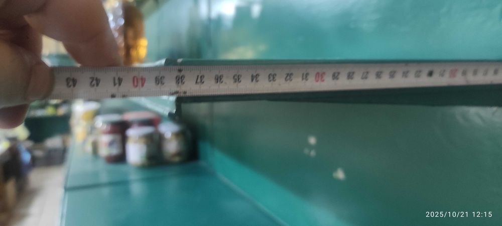 Метални рафтове от хранителен магазин