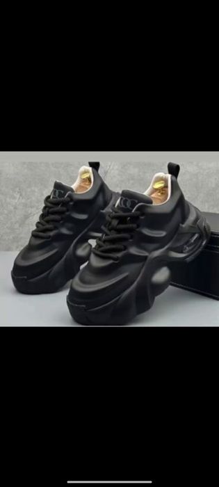 Erkaklar krossovkalari

 Erkaklar krossovkalari, yoz, bahor, kuz uchun