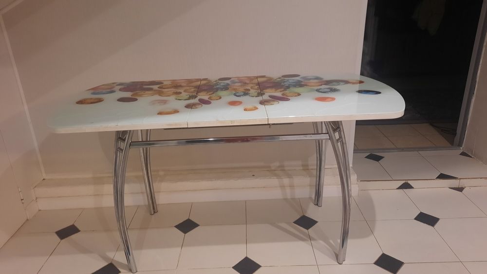 Продаётся стол кухонный