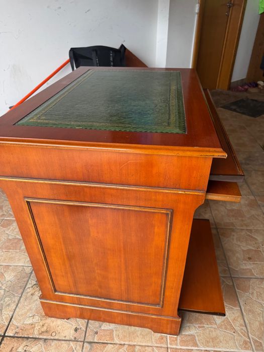 Vand birou din lemn masiv.