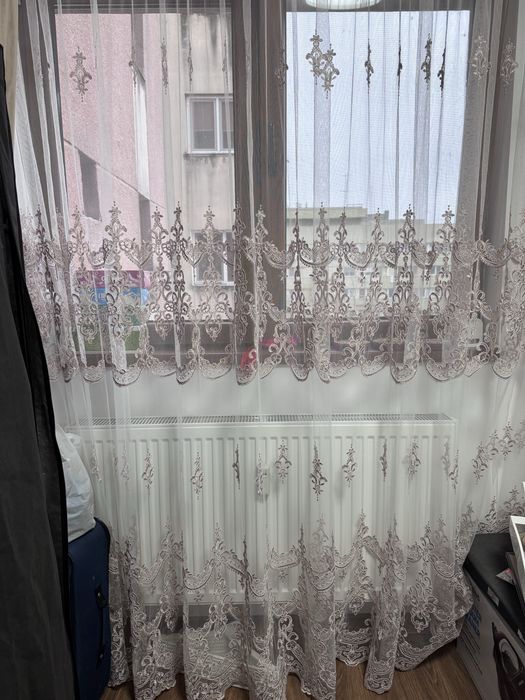 Perdea cu broderie…