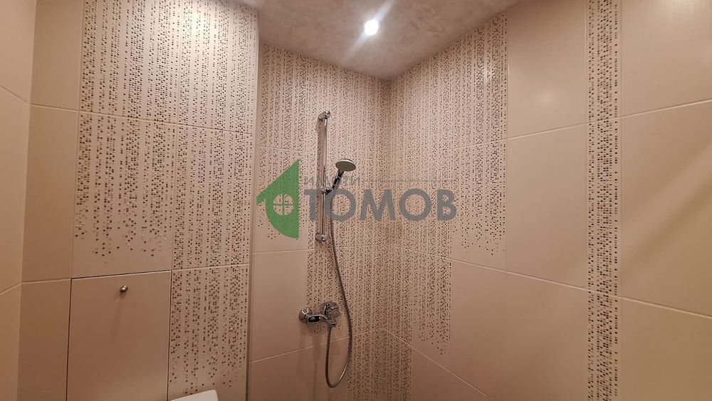 Прекрасно обзаведен и оборудван тристаен апартамент с гараж в кв. Сам