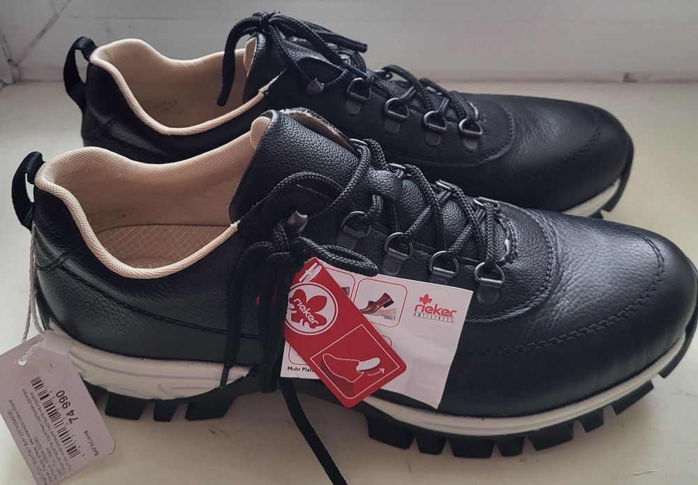 Кроссовки женские