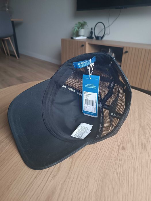 Шапки Adidas и Quiksilver