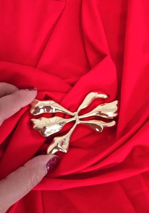 Rochie lunga de ocazie, rosie, cu tulle pe umăr si trena