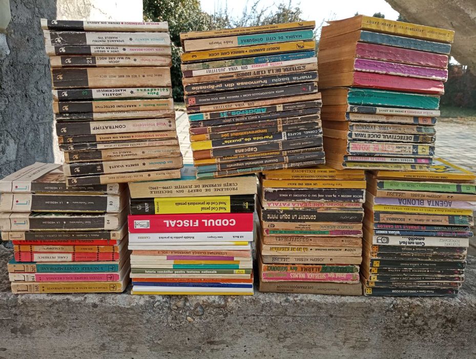 Pachet cu 875 carti variate