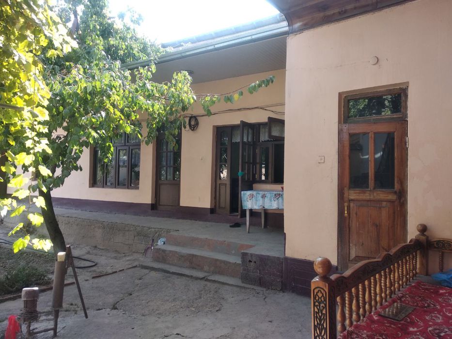 Uy sotiladi 15 xonali 8 sotik srochna