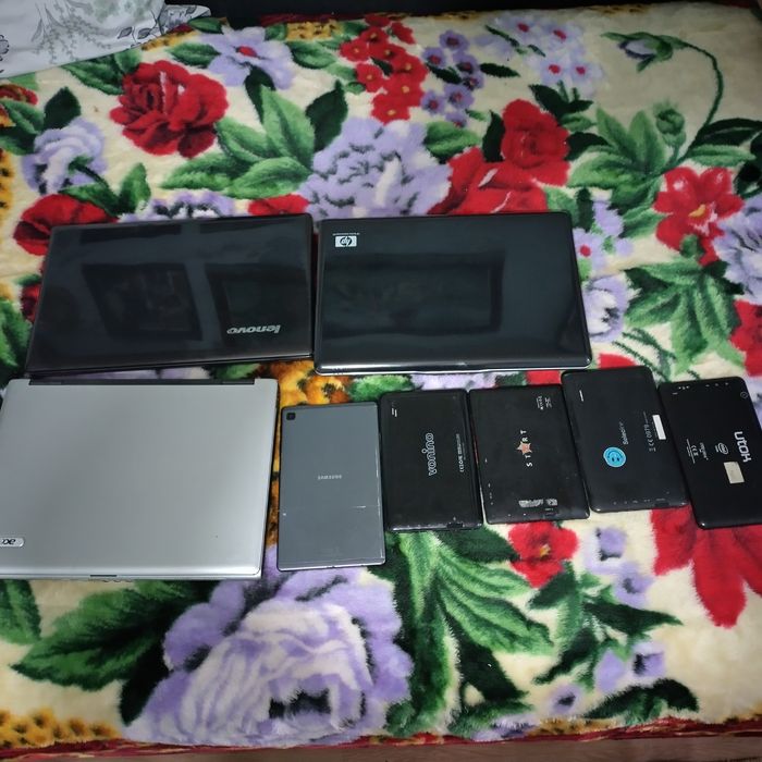 Vând laptopuri plus tablete